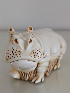 Harmony Kingdom STRAIGHT FROM THE HIP 1991 Treasure Jest Hippo Trinket Box